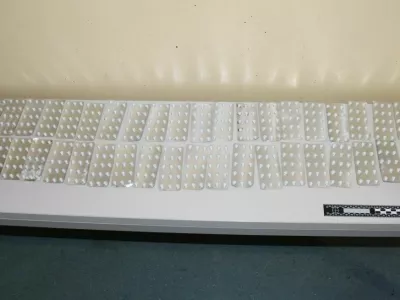 Pri pregledu kovčka so na&scaron;li 670 prepovedanih psihoaktivnih tablet, 830 gramov konoplje in manj&scaron;o količino konopljine smole in kokaina. 