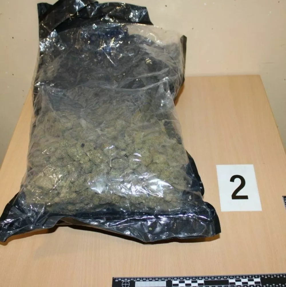 Pri pregledu kovčka so na&scaron;li 670 prepovedanih psihoaktivnih tablet, 830 gramov konoplje in manj&scaron;o količino konopljine smole in kokaina. 