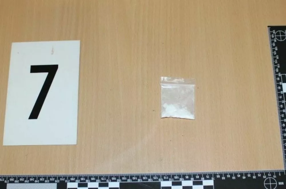 Pri pregledu kovčka so na&scaron;li 670 prepovedanih psihoaktivnih tablet, 830 gramov konoplje in manj&scaron;o količino konopljine smole in kokaina. 