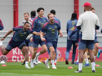 Munich's Harry Kane, center, and Jonathan Tah, left, attend a training session in Munich, Germany, Tuesday, May 5, 2026, ahead of the Champions League semifinal second leg soccer match between FC Bayern and PSG. (AP Photo/Matthias Schrader)