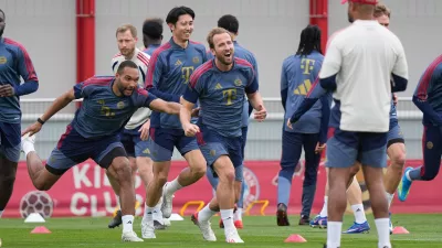 Munich's Harry Kane, center, and Jonathan Tah, left, attend a training session in Munich, Germany, Tuesday, May 5, 2026, ahead of the Champions League semifinal second leg soccer match between FC Bayern and PSG. (AP Photo/Matthias Schrader)