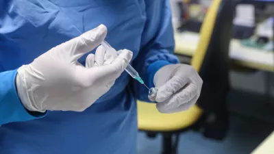 - cepivo Pfizer BioNTceh - množično cepljenje proti covidu-19 med stanovalci domov za starejše. - 27.12.2020 – Epidemija koronavirus COVID-19 v Sloveniji - prispela prva pošiljka cepiva proti covidu-19, ki sta ga razvili podjetji ameriški Pfizer in nemški BioNTech,//FOTO: Luka Cjuha