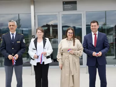 Več kot pol leta po gradnji prerezali trak pred novim zaporom