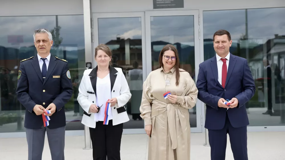 Več kot pol leta po gradnji prerezali trak pred novim zaporom