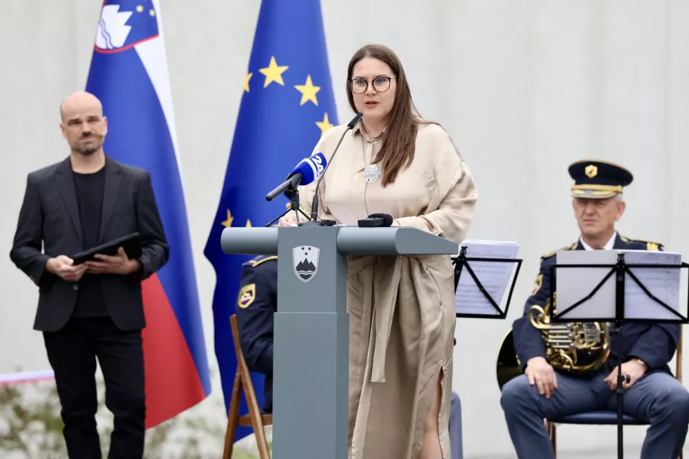 Več kot pol leta po gradnji prerezali trak pred novim zaporom