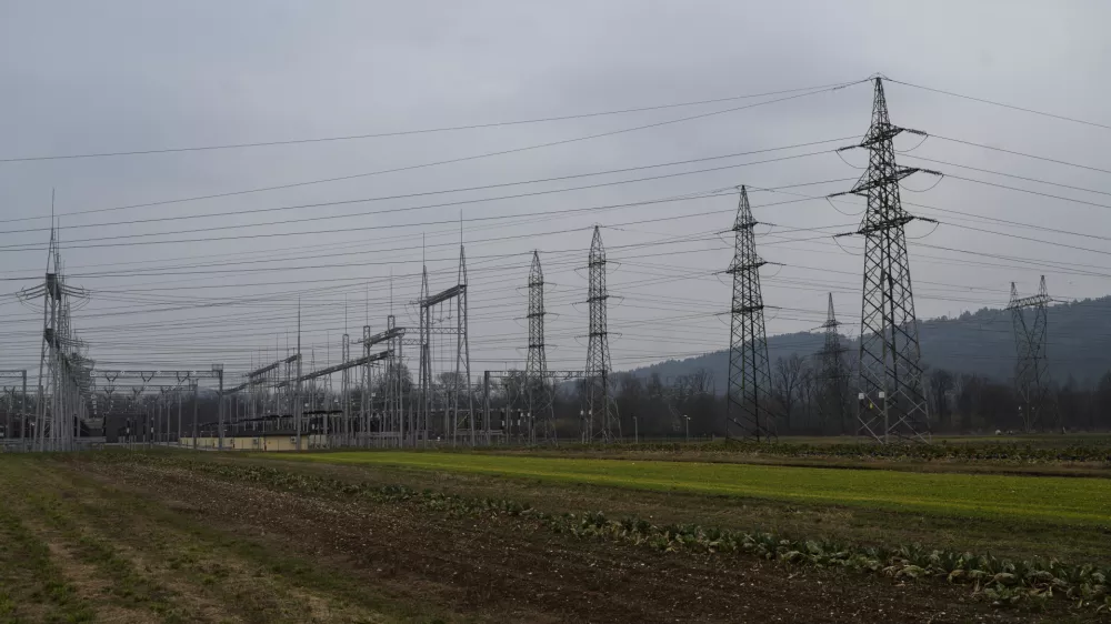 elektrika - simbolična fotografijaelektrično omrežjeomrženinaporaba elektrikedaljnovodelektrična napeljavaELES11.02.2025 Električno omrežje, okolica BeričevaFOTO: Nik Erik Neubauer / Foto: Nik Erik Neubauer