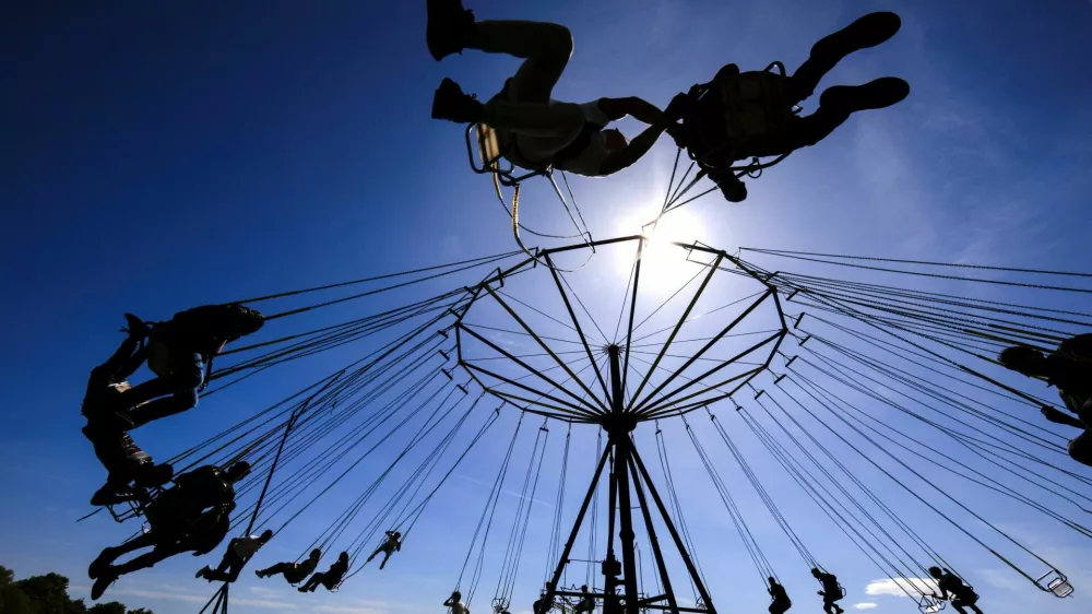 Ethnic Albanians ride on swings during a yearly ritual to celebrate St George's Day in the village of Babaj i Bokes, Kosovo May 6, 2026. REUTERS/Valdrin Xhemaj   TPX IMAGES OF THE DAY / Foto: Valdrin Xhemaj