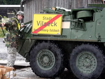 FILE PHOTO: A soldier of the 2nd Stryker Cavalry Regiment of the U.S. Army stands next to a town sign of Vilseck, the home base of the regiment, at the U.S. Army training area in Grafenwoehr, Germany, July 12, 2007. German media report that the Stryker Cavalry from Vilseck could be affected after Washington announced last week that it would reduce its military presence in ⁠Germany by 5,000 soldiers, which was widely interpreted to include cancellation of the planned deployment of weapons.. REUTERS/Michael Dalder/File Photo / Foto: Michael Dalder