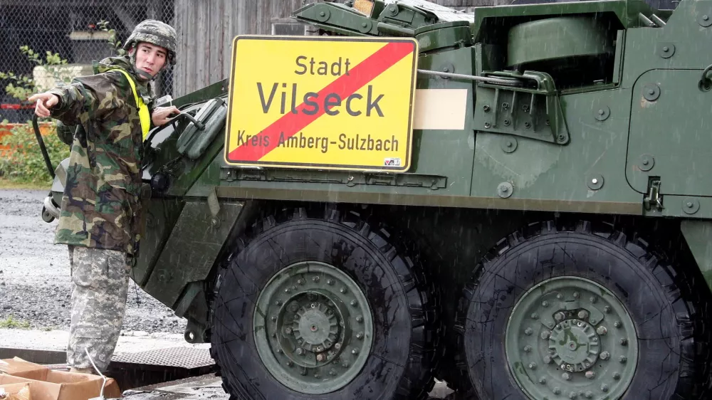 FILE PHOTO: A soldier of the 2nd Stryker Cavalry Regiment of the U.S. Army stands next to a town sign of Vilseck, the home base of the regiment, at the U.S. Army training area in Grafenwoehr, Germany, July 12, 2007. German media report that the Stryker Cavalry from Vilseck could be affected after Washington announced last week that it would reduce its military presence in ⁠Germany by 5,000 soldiers, which was widely interpreted to include cancellation of the planned deployment of weapons.. REUTERS/Michael Dalder/File Photo / Foto: Michael Dalder