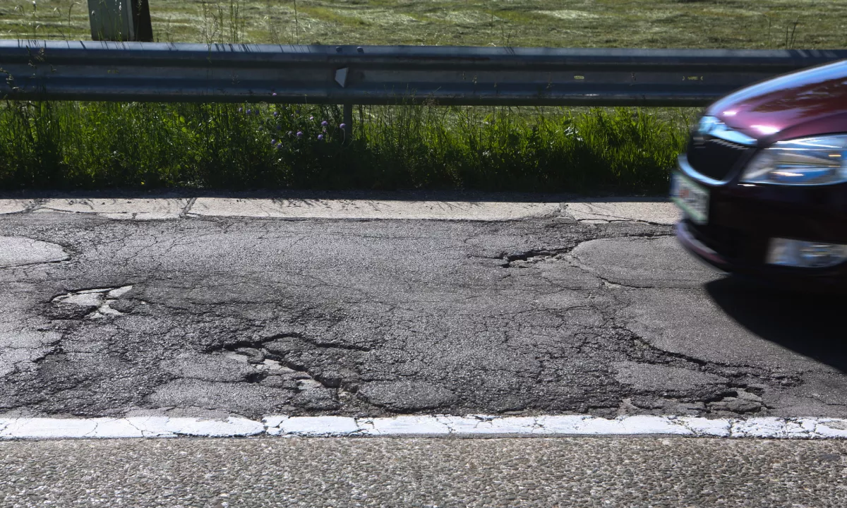 V manj kot dveh mesecih že več kot tisoč prijavljenih lukenj in poškodb na slovenskih cestah. >>>