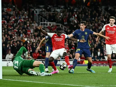Soccer Football - UEFA Champions League - Semi Final - Second Leg - Arsenal v Atletico Madrid - Emirates Stadium, London, Britain - May 5, 2026 Arsenal's Bukayo Saka scores their first goal past Atletico Madrid's Jan Oblak REUTERS/Dylan Martinez   TPX IMAGES OF THE DAY