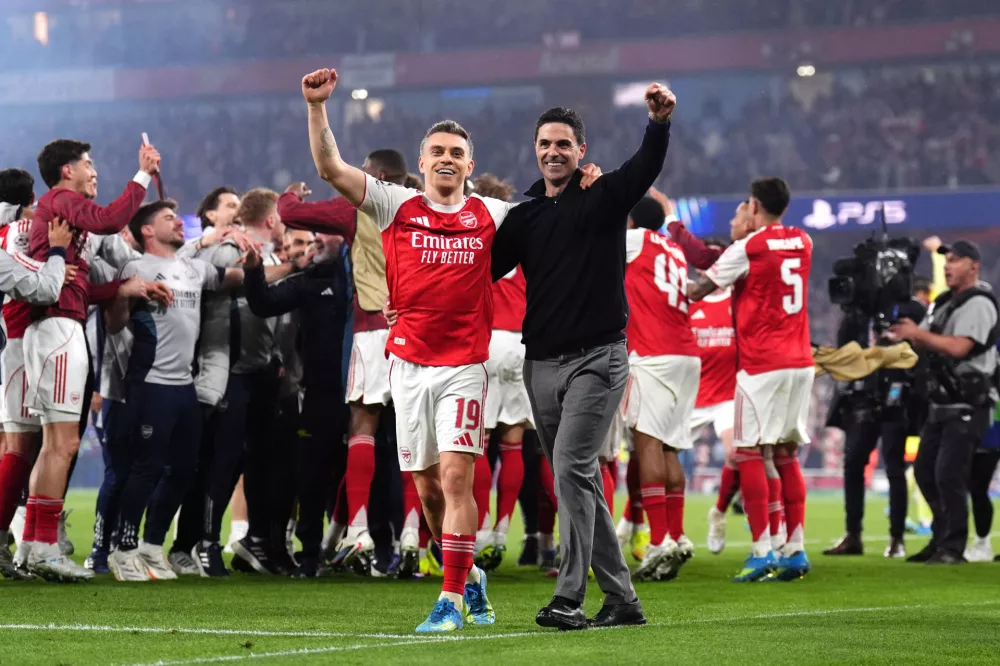 Arsenal's Leandro Trossard, left, and manager Mikel Arteta celebrate at the the end of a Champions League semifinal, second leg, soccer match between Arsenal FC and Atletico Madrid in London, Tuesday, May 5, 2026. (John Walton/PA via AP)
