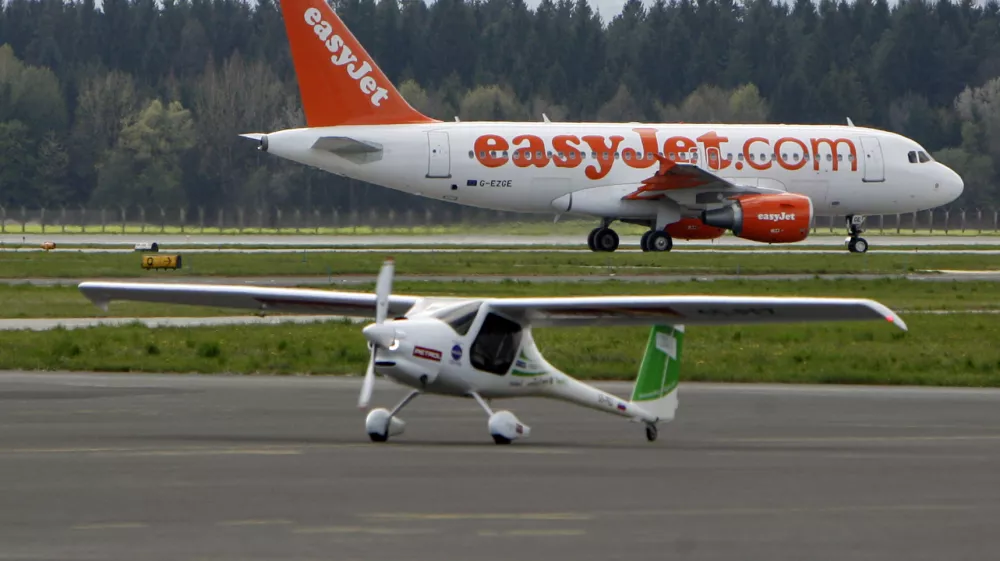 pilot Matevž Lenarčič ob vrnitvi s poti okoli sveta in v ozadju letalo družbe easyJet- prihod pilota Matevža Lenarčiča na Brnik kateri je uspe&scaron;no s Pipistrelovim letalom virus SW 914 sklenil polet okoli sveta//FOTO: Tomaž Skale