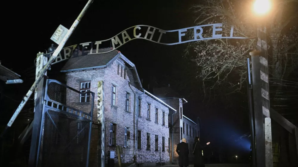 Britain's King Charles walks past the 'Arbeit Macht Frei' gate during a visit to Auschwitz, following commemorations to mark 80 years since the liberation of the Nazi German concentration and extermination camp, in Poland January 27, 2025. Victoria Jones/Pool via REUTERS