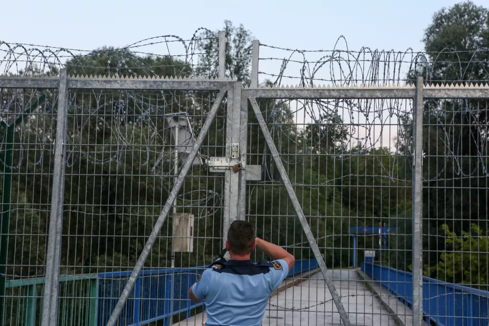 - 18.06.2018 - zapiranje mejnega prehoda - mejni prehod Žuniči v občini Črnomelj - (slovensko - hrva&scaron;ka ilegalna meja), reka Kolpa - panelna ograja - policija- Migranti 2018 &ndash; nova migrantska balkanska pot iz Makedonije preko Kosova, Črne gore, Bosne in Hercegovine proti zahodni Evropi - džamijska begunska pot - begunci -  //FOTO: Luka Cjuha.