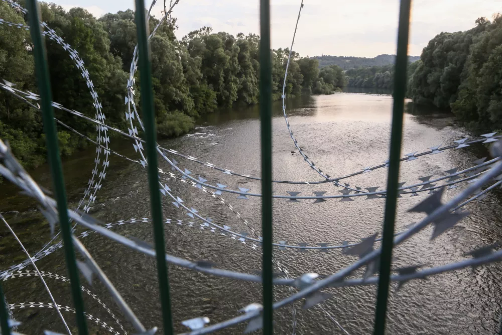 - 18.06.2018 - mejni prehod Žuniči v občini Črnomelj - (slovensko - hrva&scaron;ka ilegalna meja), reka Kolpa - panelna ograja- Migranti 2018 &ndash; nova migrantska balkanska pot iz Makedonije preko Kosova, Črne gore, Bosne in Hercegovine proti zahodni Evropi - džamijska begunska pot - begunci -  //FOTO: Luka Cjuha.