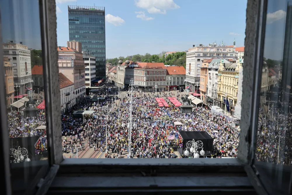 18.4.2026., Zagreb - Pogled na kolonu prosvjednika "Hrvatska zajedno za vece place i mirovine" u organizaciji Saveza samostalnih sindikata Hrvatske (SSSH), Nezavisnog hrvatskog sindikata (NHS) i Matice hrvatskih sindikata (MHS) te Sindikata umirovljenika Hrvatske (SUH). Prosvjedom se poziva gradjane na podrsku u borbi protiv malih placa i mirovina, visokih zivotnih troskova, korupcije i sive ekonomije. Photo: Emica Elvedji/PIXSELL