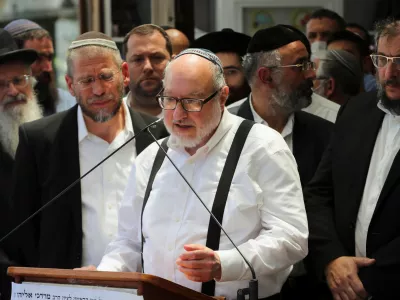 Jonathan Pollard delivers a eulogy during the funeral service of Yehuda Guetta, 19, an Israeli who died of his injuries after he was wounded earlier this week in the Israeli-occupied West Bank by an alleged Palestinian gunman, in Jerusalem May 6, 2021. REUTERS/Ronen Zvulun