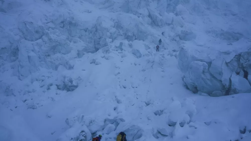Members of an expedition team climb through the Khumbu Icefall during their rotation trip from Everest Base Camp to Camp 1 in the Solukhumbu district, also known as the Everest region, Nepal, May 3, 2026. REUTERS/Purnima Shrestha