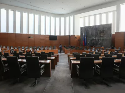 simbolična fotografija - poslanska dvorana - 19.02.2019 &ndash; Stavba Parlament &ndash; Državni zbor (DZ) - &Scaron;estdeseta obletnica zgradbe Državnega zbora - 60 let, odkar je bila zgrajena parlamentarna stavba arhitekta Vinka Glanza -  //FOTO: Luka Cjuha.