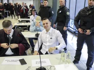prvoobtoženi Klemen Kadivec in odvetnik Branko Gvozdić- 24.01.2023 &ndash; glavna obravnava primer Kava&scaron;ki klan &ndash;&ndash; sojenje domnevnim članom slovenskega dela Kava&scaron;kega klana, ta izvira iz Črne gore &ndash; tožilstvo očita, da naj bi vsaj od decembra 2018 do maja 2021 na območju več držav v okviru hierarhično organizirane kriminalne združbe na veliko trgovali z drogo.//FOTO: Jaka Gasar