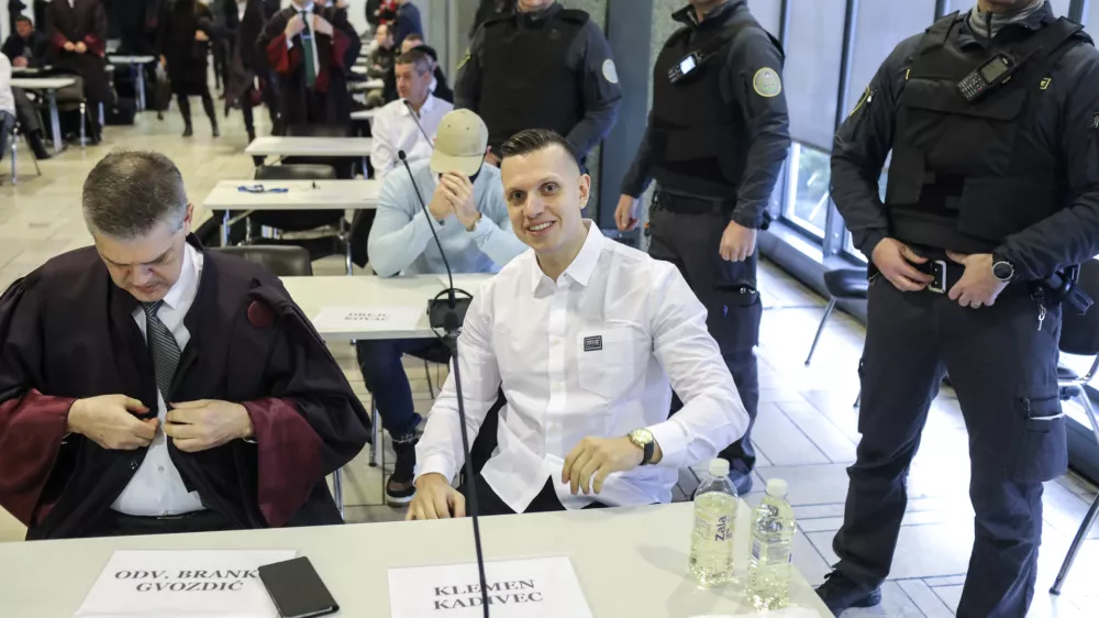 prvoobtoženi Klemen Kadivec in odvetnik Branko Gvozdić- 24.01.2023 &ndash; glavna obravnava primer Kava&scaron;ki klan &ndash;&ndash; sojenje domnevnim članom slovenskega dela Kava&scaron;kega klana, ta izvira iz Črne gore &ndash; tožilstvo očita, da naj bi vsaj od decembra 2018 do maja 2021 na območju več držav v okviru hierarhično organizirane kriminalne združbe na veliko trgovali z drogo.//FOTO: Jaka Gasar