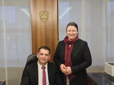 Katja Kokot poslanka Resni.ce in Zoran Stevanović, novi predsednik Državnega zbora. Poznavalci mode trdijo, da je Stevanovič tudi s torbico za okoli pasu (na sliki desno), dokazal, da se ru&scaron;ijo tabuji in prihajajo novi časi. 