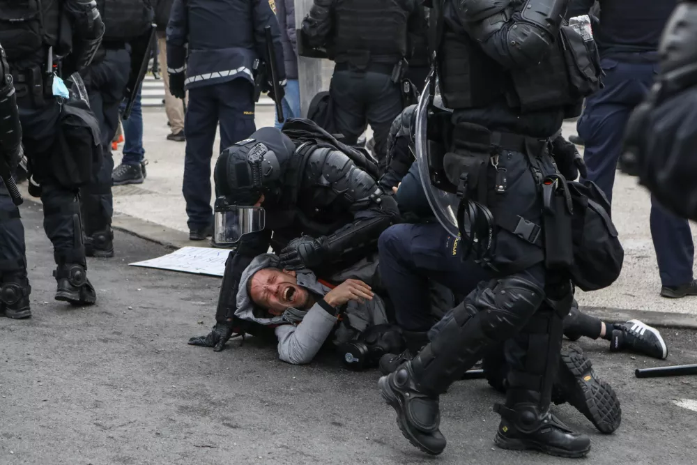 - policija - izgredi protestnikov - - 04.12.2021 - Mednarodni protest nasprotnikov uvajanja covid ukrepov PCT (preboleli, cepljeni, testirani) v organizaciji stranke Resni.ca - protestniki zahtevali da se covid ukrepi spremenijo v priporočila in da se razpi&scaron;ejo predčasne volitve - Epidemija koronavirus COVID-19, - protestni shod Antivaxerjev -.//FOTO: Luka Cjuha