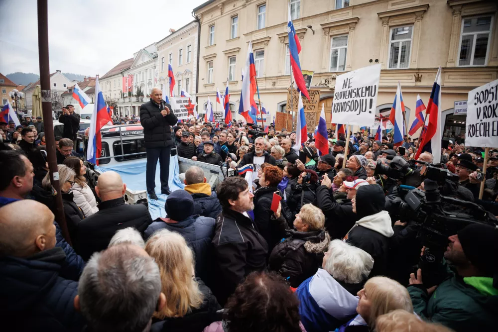 Celje, okrozno sodisce.Protesti Jansevih podpornikov pred sodno stavbo ob robu sojenja Branku Kastelicu, Janezu Jansi in Klemnu Gantarju zaradi ocitkov o zlorabi polozaja in pomoci pri prodaji nekdanje Janseve parcele v Trenti.Predsednik SDS Janez Jansa.
