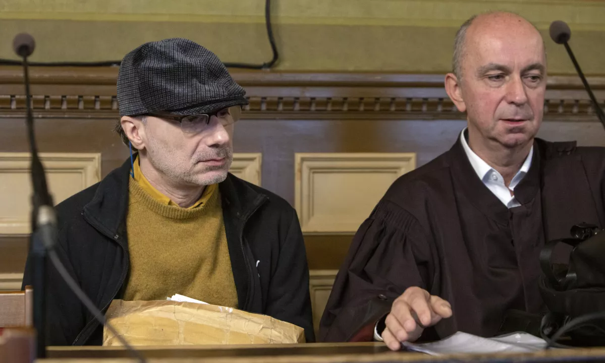 Sodni senat ni našel dovolj prepričljivih dokazov za trditev tožilstva, da je sopripornika napeljeval k umoru kronske priče.