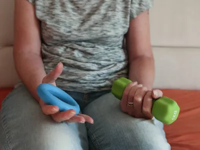 - medicinski pripomoček - fizioteterapija - rehabilitacija - obroč za krepitev prstov - enoročna utež- 07.06.2019 - Dobrodelna akcija ISKRICA Nedeljskega dnevnika - pomoč revnim, bolnim in žalostnim otrokom ter njihovim družinam v stiski - Židanja vas pri Tržiču.//FOTO: Luka Cjuha
