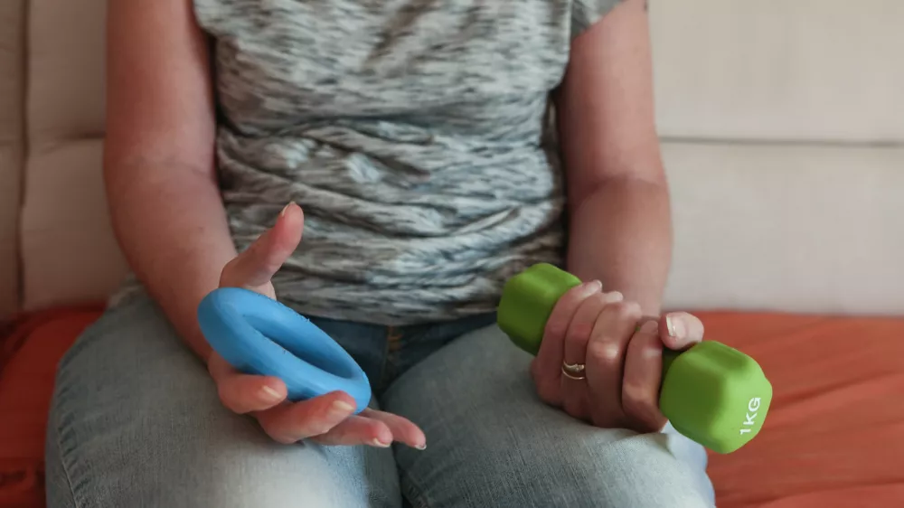 - medicinski pripomoček - fizioteterapija - rehabilitacija - obroč za krepitev prstov - enoročna utež- 07.06.2019 - Dobrodelna akcija ISKRICA Nedeljskega dnevnika - pomoč revnim, bolnim in žalostnim otrokom ter njihovim družinam v stiski - Židanja vas pri Tržiču.//FOTO: Luka Cjuha
