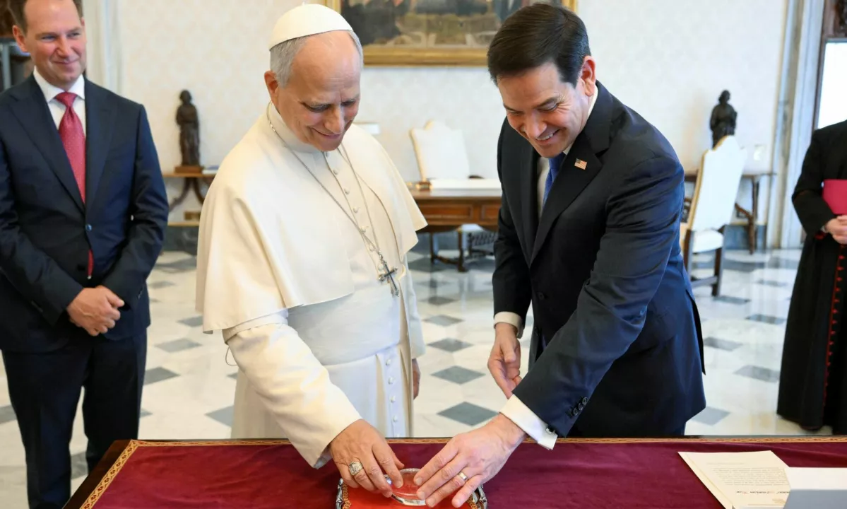 Tako s poglavarjem Rimskokatoliške cerkve kot s predsednico italijanske vlade so se odnosi poslabšali po njunih kritikah vojne v Iranu ter nato besednih napadih ameriškega predsednika Donalda Trumpa na papeža in Melonijevo.