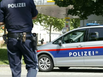 10 June 2025, Austria, Graz: Emergency services walk near the scene of a crime. A large-scale police operation has begun at a school in Dreierschuetzengasse in Graz. According to ORF, several people have been killed in the shooting at a school in Graz. The broadcaster reported this with reference to the Austrian Ministry of the Interior. Photo: Erwin Scheriau/APA/dpa