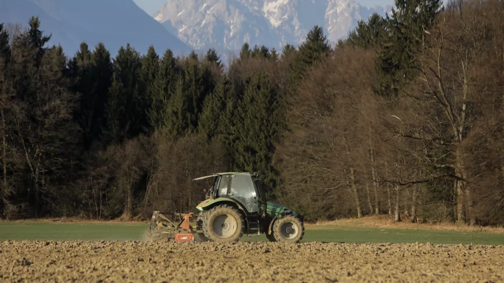 - 23.03.2022 &ndash; Su&scaron;a v Sloveniji - kmetijske povr&scaron;ine, kmetovanje, suha zemlja, njiva /FOTO: Jaka Gasar
