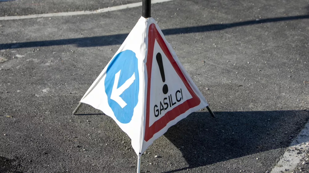 - gasilci - 04.12.2019 - Britof pri Kranju - eksplozija plina v vodovodnemu ja&scaron;ku na lokalni cesti pri gasilskem domu v Britofu - po&scaron;kodovanih &scaron;est oseb, dva delavca in &scaron;tirje otroci, //FOTO: Matjaž Ru&scaron;t