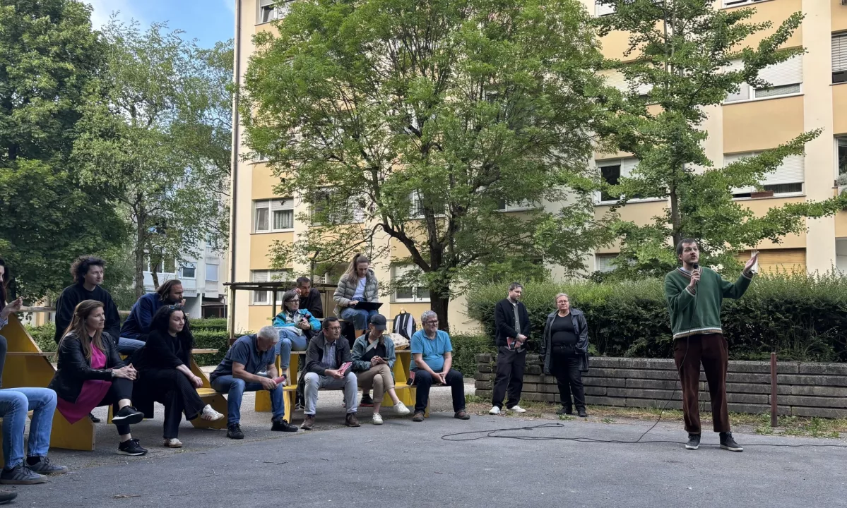 Med bloki v Štepanjskem naselju so se zbrali prebivalci in strokovnjaki, ki so skupaj razpravljali o tem, kako zagotoviti bolj pravično mobilnost za vse. Osrednja nit pogovora je bila, ali je avto luksuz ali nuja.