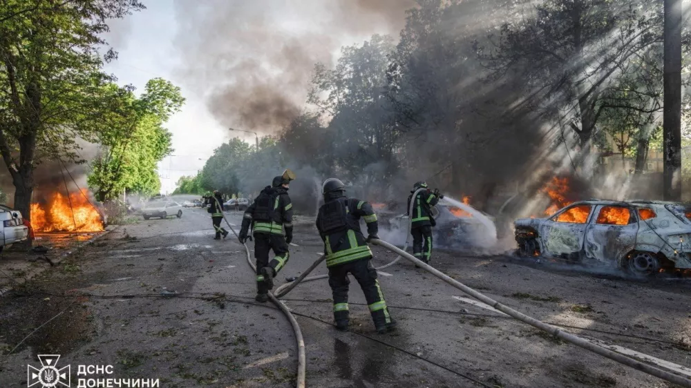Firefighters work next to burning vehicles at a site of a Russian airstrike, amid Russia's attack on Ukraine, in the frontline city of Kramatorsk in the Donetsk region, Ukraine, May 5, 2026. Press service of the State Emergency Service of Ukraine in Donetsk region/Handout via REUTERS ATTENTION EDITORS - THIS IMAGE HAS BEEN SUPPLIED BY A THIRD PARTY. WATERMARK FROM SOURCE. MANDATORY CREDIT. BEST QUALITY AVAILABLE.