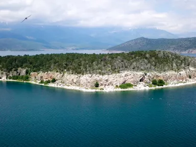 Otok stoji na tromeji med Makedonijo, Grčijo in Albanijo / Foto: Istock