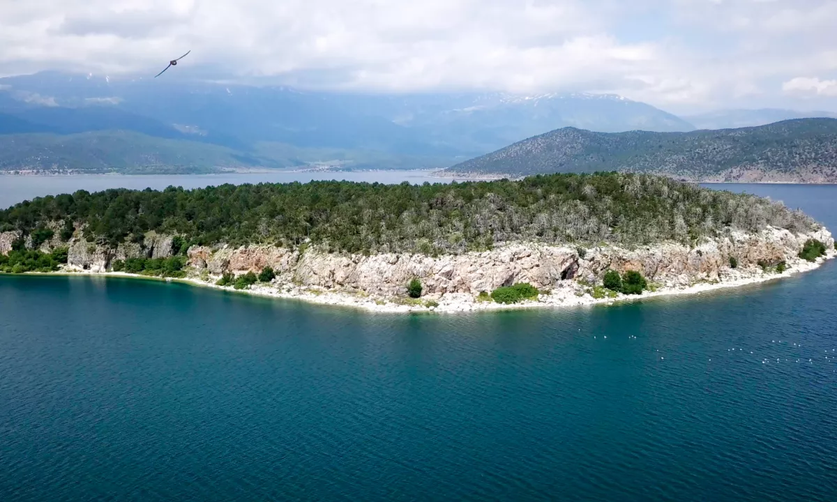Vse do leta 2008 strogo varovano območje danes privablja ljubitelje narave, toda obisk tega izoliranega makedonskega otoka brez lokalnega vodnika ostaja izjemno nevaren.