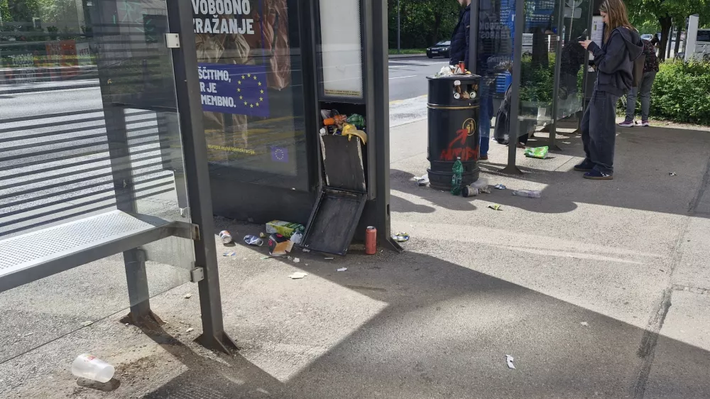 Ko&scaron;i na avtobusni postaji Mercator so bili prepolni. Foto: Tina Kresnik