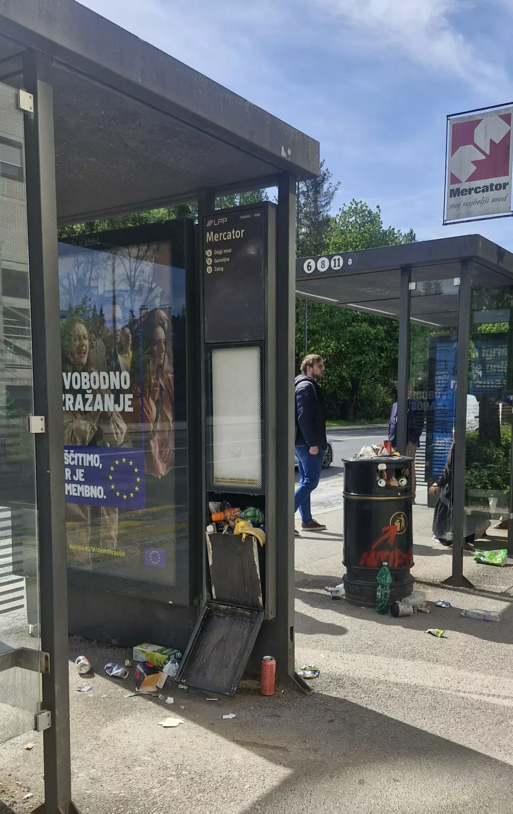 V bližini Kardeljeve plo&scaron;čadi je bilo možno zaznati povečano &scaron;tevilo odpadkov. Foto: Tina Kresnik