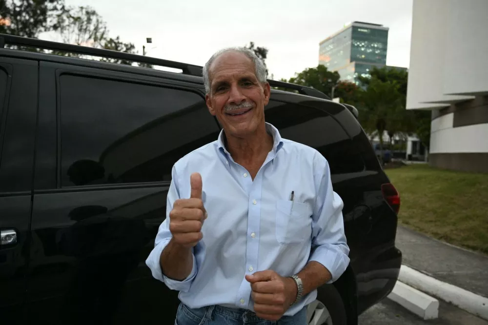Honduran presidential candidate and businessman Nasry Asfura of the opposition National Party gives a thumbs-up as he leaves after a meeting with business leaders in Tegucigalpa on November 28, 2025. Asfura told AFP that he has "no connection whatsoever" with former president Juan Orlando Hernandez, who is imprisoned in the United States on drug trafficking charges and was pardoned on Friday by President Donald Trump.,Image: 1055247467, License: Rights-managed, Restrictions:, Model Release: no