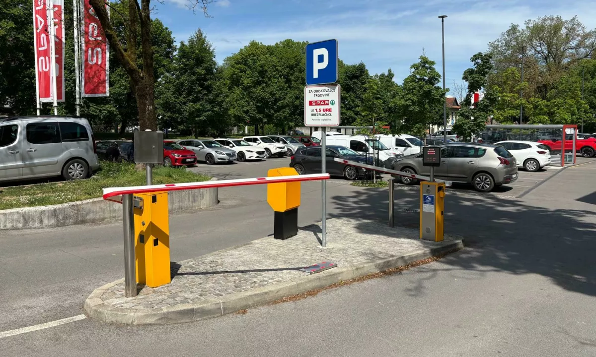 Po včerajšnji mirni razpravi o možnih rešitvah glede pravične mobilnosti, je danes na parkirišču trgovine v Štepanjskem naselju možno videti drugačno sliko.