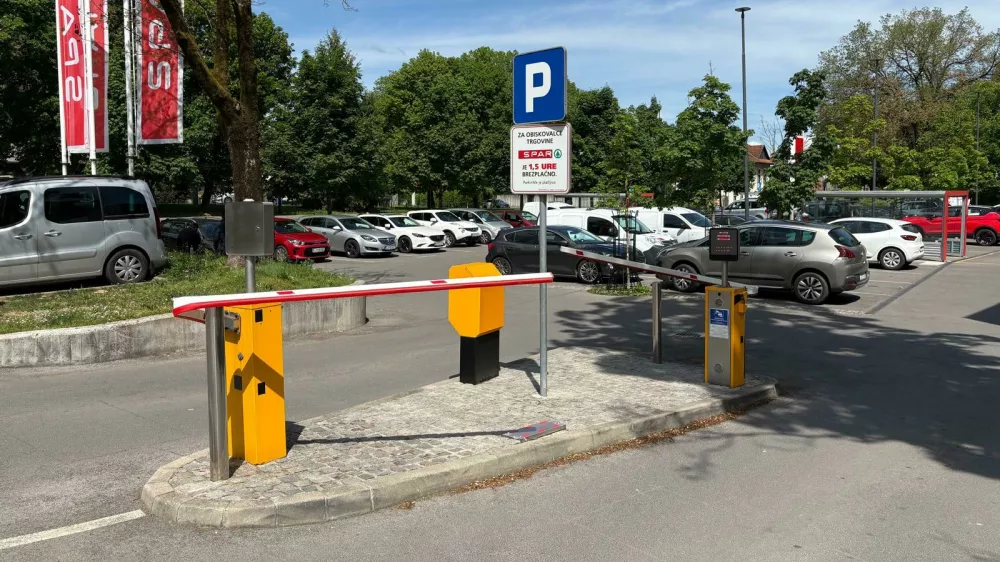 Po&scaron;kodovani rampi na parkiri&scaron;ču trgovine. Foto: Dnevnik