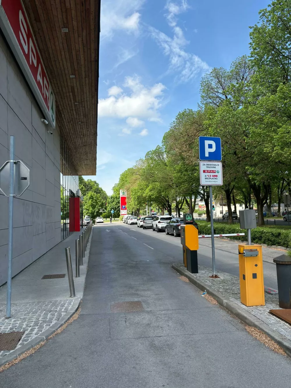 Tretjo rampo so odlomili. Foto: Dnevnik