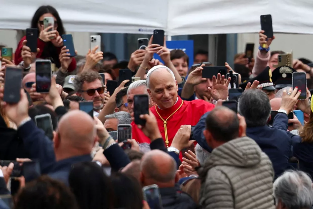Pope Leo XIV greets people as he arrives at the Shrine of the Virgin of the Rosary of Pompei on the day of the first anniversary of his election, in Pompei, Italy, May 8, 2026. REUTERS/Guglielmo Mangiapane   TPX IMAGES OF THE DAY