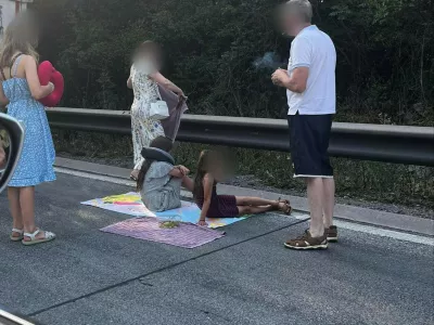 Ljudje se v koloni obna&scaron;ajo kot na pikniku &ndash; sončijo se, rolkajo &hellip;