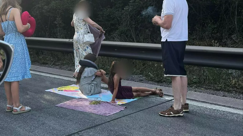 Ljudje se v koloni obna&scaron;ajo kot na pikniku &ndash; sončijo se, rolkajo &hellip;