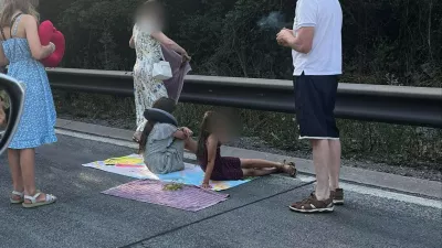 Ljudje se v koloni obnašajo kot na pikniku – sončijo se, rolkajo …